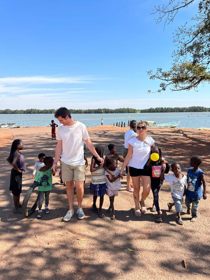 Pombo Kunda Villa Sanyang Exteriör bild